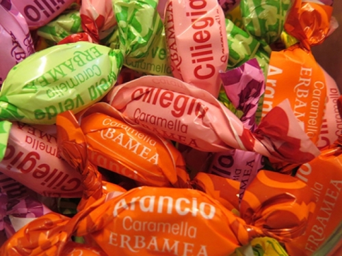 Caramelle miste alla frutta erbamea
